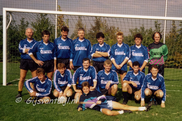 06 Ouderen Elftal foto omstreeks 1992