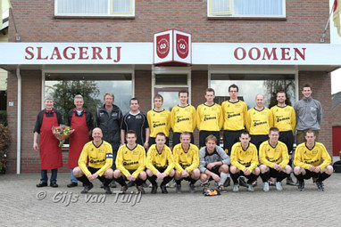 2012_04_14 Lo Shirt uitreiking 2e elftal Oomen