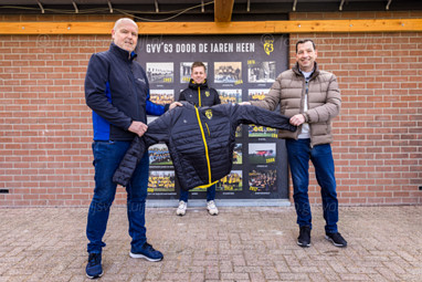 2021_03_06 Uitreiking coachjassen door sponsor